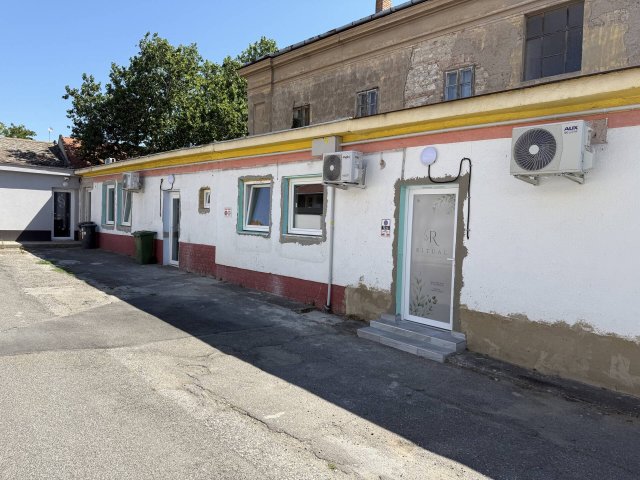 Eladó családi ház, Pécsett 590 M Ft, 15 szobás
