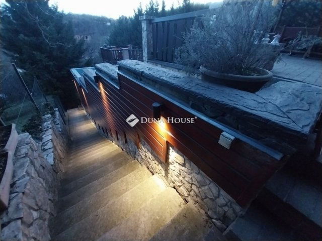 Eladó családi ház, Szentendrén 195 M Ft, 7 szobás