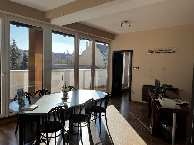 Kiadó iroda, Szegeden, Szentháromság utcában 210 E Ft / hó