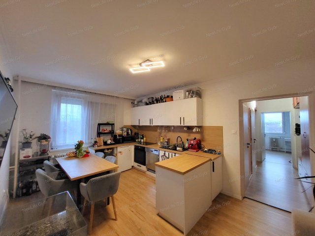 Eladó panellakás, Győrött 52.9 M Ft, 4 szobás