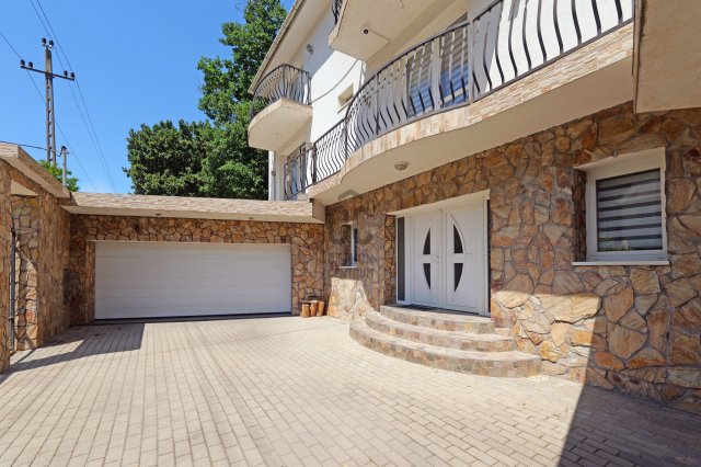 Eladó családi ház, Diósdon 250 M Ft, 7 szobás