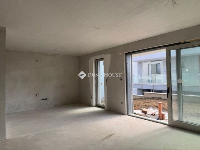 Eladó téglalakás, Pécsett 120 M Ft, 3 szobás