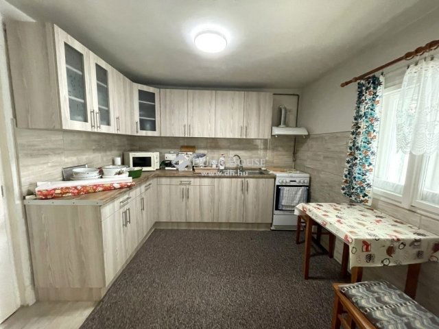 Eladó családi ház, Szegeden 73.5 M Ft, 4 szobás