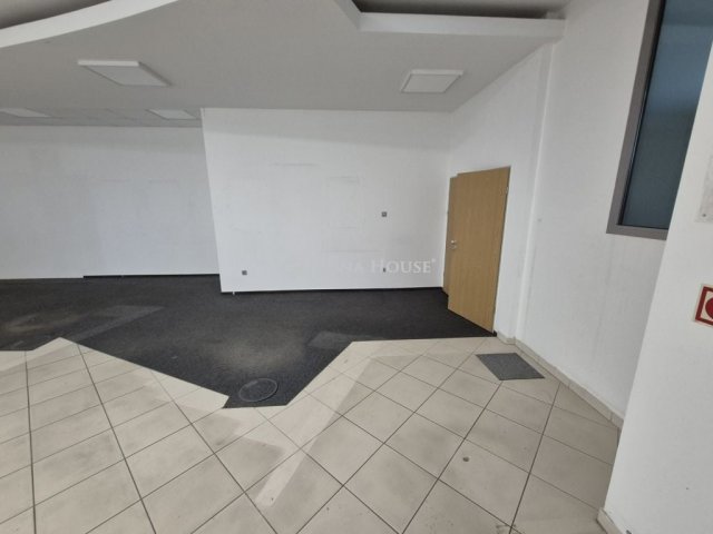 Kiadó üzlethelyiség, Tatabányán, Fő téren 1327 E Ft / hó