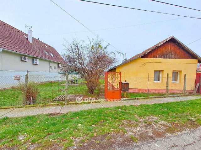 Eladó családi ház, Szolnokon 16.8 M Ft, 2 szobás