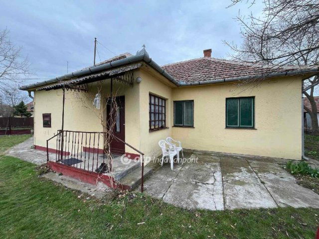 Eladó családi ház, Komádiban 19.9 M Ft, 2 szobás