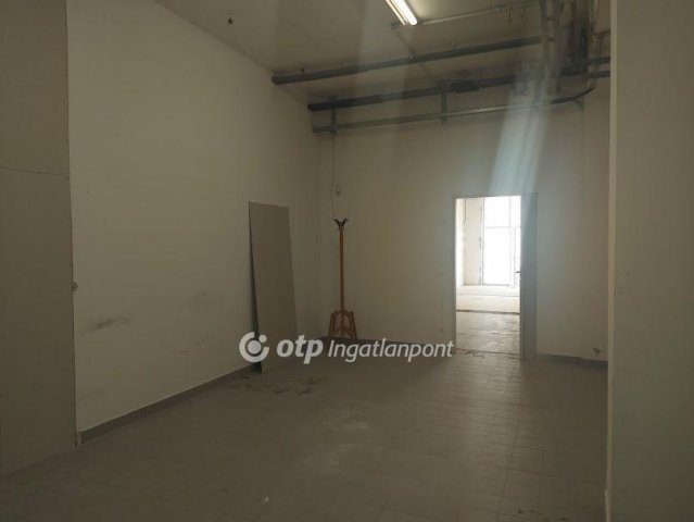 Eladó üzlethelyiség, Szigetváron 23.73 M Ft