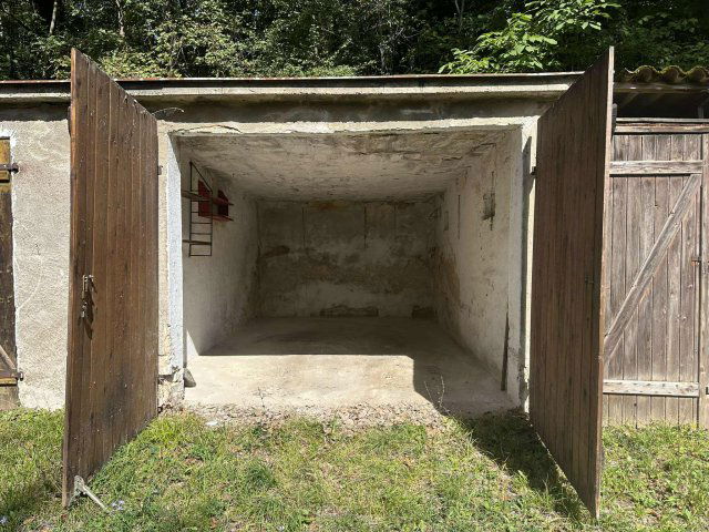Eladó garázs, Komlón, Majális téren 2.5 M Ft