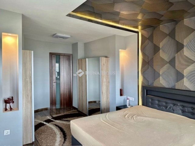 Eladó családi ház, Pécsett 425 M Ft, 6 szobás