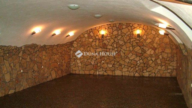 Eladó üzlethelyiség, Budapesten, VI. kerületben 155 M Ft