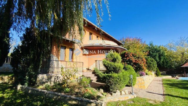 Eladó családi ház, Szentendrén 242.4 M Ft, 6 szobás