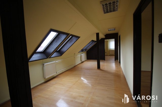 Eladó iroda, Szombathelyen 122.9 M Ft, 11 szobás