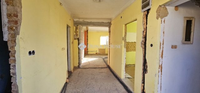 Eladó családi ház, Pécsett 54.99 M Ft, 3 szobás