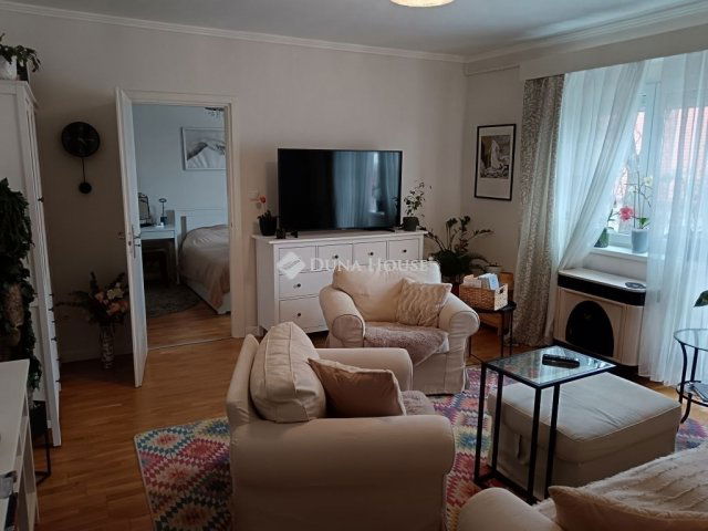 Eladó téglalakás, Pécsett 46.9 M Ft, 3 szobás