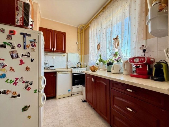 Eladó panellakás, Kecskeméten 59.9 M Ft, 4 szobás