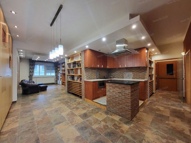 Eladó téglalakás, Győrött 98 M Ft, 3 szobás