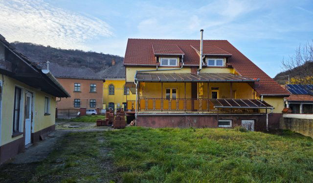 Eladó családi ház, Tokajban 125 M Ft, 9 szobás