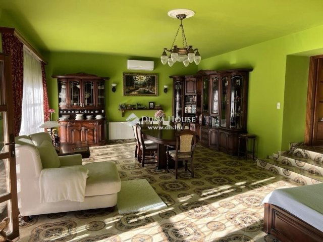 Eladó családi ház, Majosházán 265 M Ft, 4 szobás