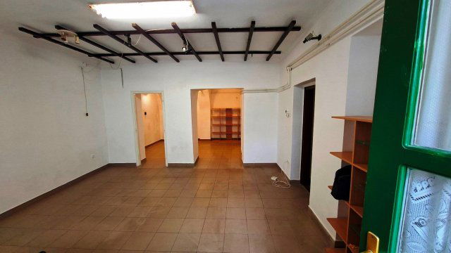 Eladó üzlethelyiség, Székesfehérvárott 0.18 M Ft, 2 szobás