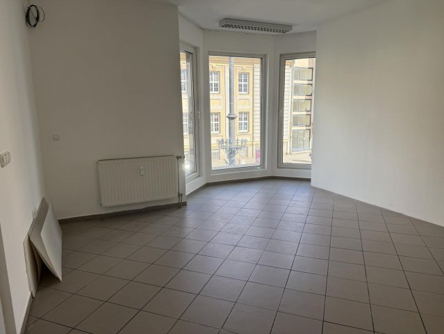 Kiadó iroda, Komáromban 100 E Ft / hó, 2 szobás