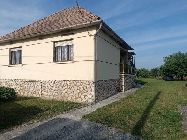 Eladó családi ház, Oroszin 39.8 M Ft, 4 szobás