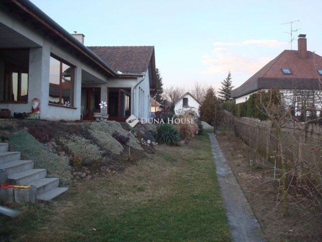 Eladó családi ház, Tápiószecsőn 69.9 M Ft, 7 szobás