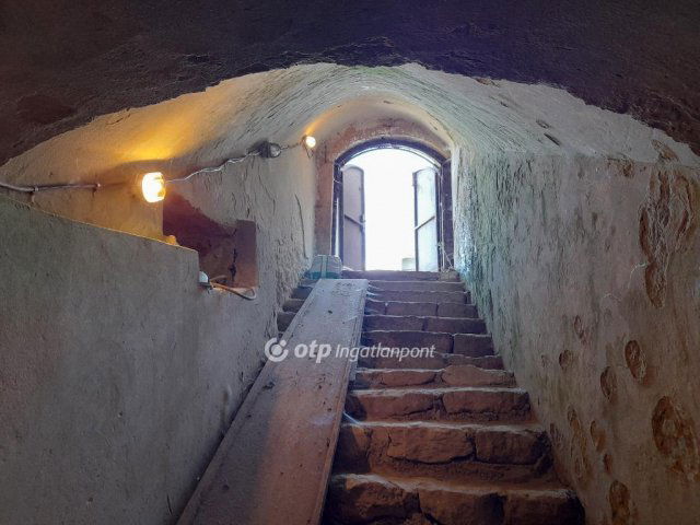 Eladó ipari ingatlan, Solymáron 330 M Ft / költözzbe.hu