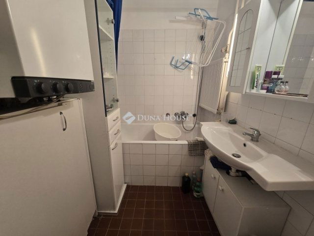 Eladó téglalakás, Pécsett 68.9 M Ft, 4 szobás