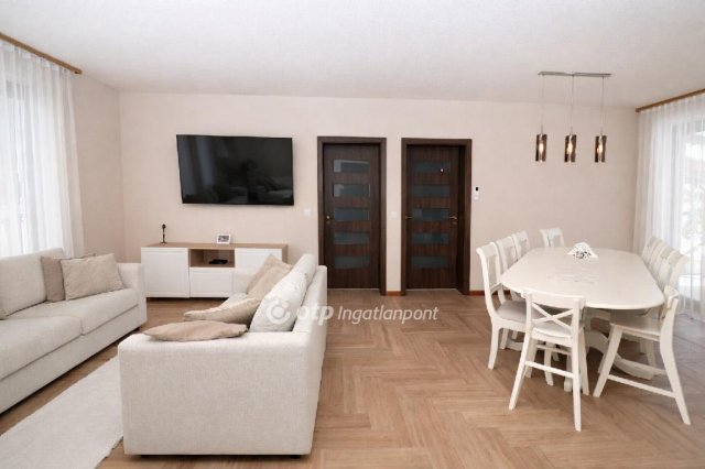 Eladó családi ház, Ráckevén 190 M Ft, 6 szobás