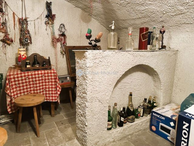 Eladó téglalakás, Egerben 160 M Ft, 7 szobás