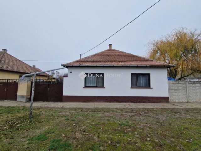 Eladó családi ház, Érsekcsanádon 31.99 M Ft, 4 szobás