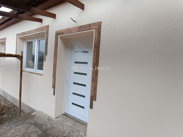 Eladó családi ház, Csemőn 51 M Ft, 4 szobás