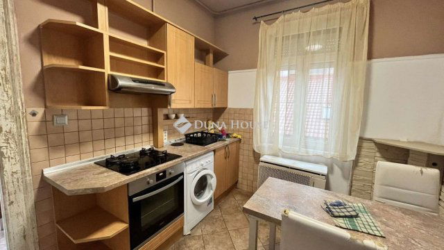 Eladó téglalakás, Szombathelyen 42 M Ft, 3 szobás