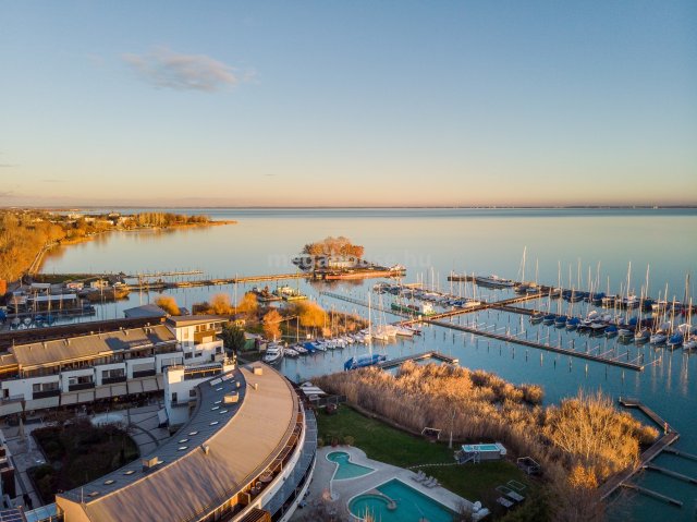 Eladó téglalakás, Balatonfüreden 230 M Ft, 2 szobás