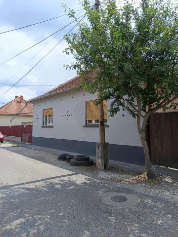 Eladó családi ház, Szolnokon 23.5 M Ft, 3 szobás