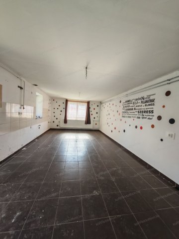 Eladó családi ház, Jászberényben 34.99 M Ft, 2 szobás