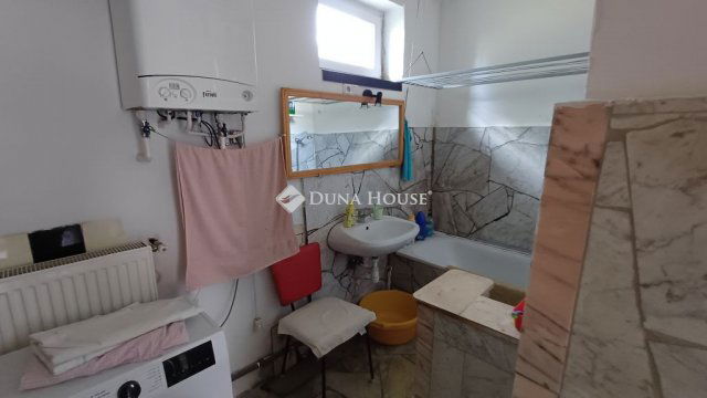 Eladó családi ház, Budakeszin, Fő utcában 38.5 M Ft, 1+1 szobás