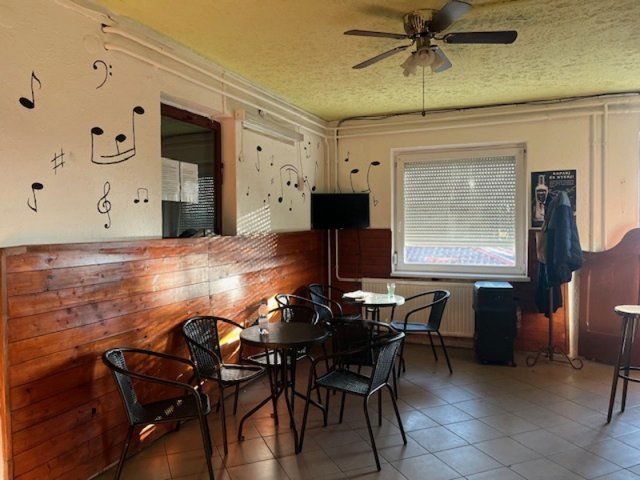 Eladó üzlethelyiség, Komlón, Attila utcában 93 M Ft