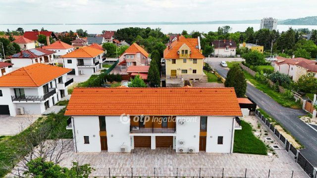 Eladó ikerház, Balatonfüreden 169 M Ft, 2+4 szobás