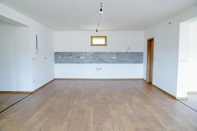 Eladó családi ház, Ajkán 109.5 M Ft, 5 szobás
