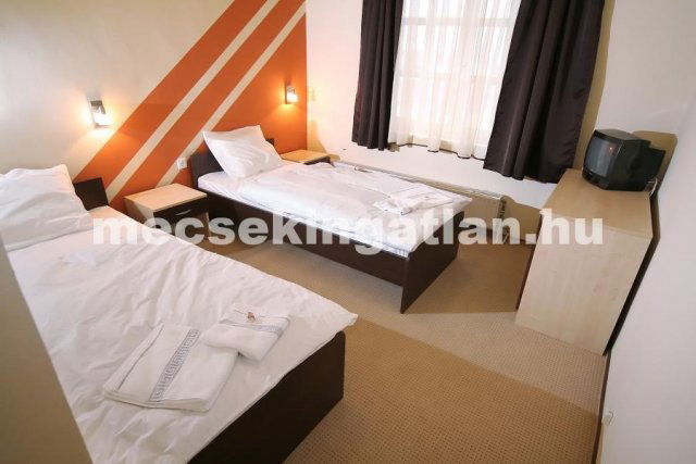 Kiadó téglalakás, albérlet, Pécsett, Ágoston téren, 1 szobás