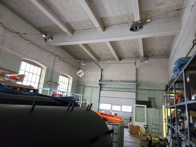 Kiadó ipari ingatlan, Pécsett 380 E Ft / hó