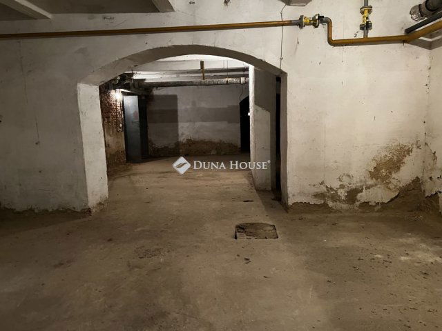 Eladó ipari ingatlan, Szombathelyen, Fő téren 12 M Ft