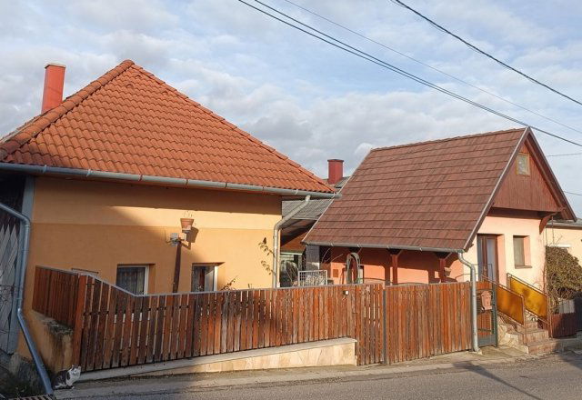 Eladó családi ház, Herenden 114 M Ft, 4+2 szobás