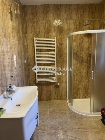 Eladó családi ház, Budapesten, II. kerületben 400.05 M Ft