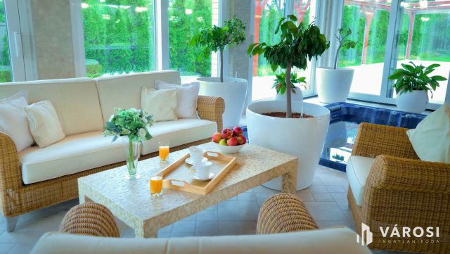 Eladó családi ház, Orosházán 1400 M Ft, 9 szobás