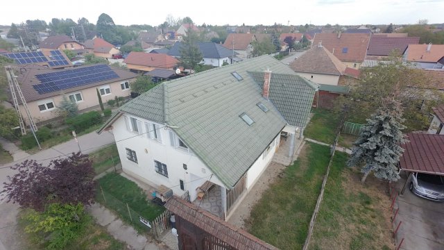 Eladó családi ház, Vecsésen 149.9 M Ft, 7+2 szobás