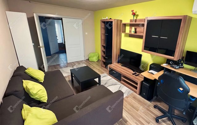 Eladó panellakás, Székesfehérvárott 59.9 M Ft, 4 szobás