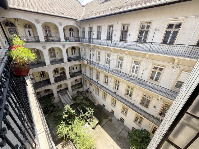 Eladó téglalakás, Budapesten, VI. kerületben, Benczúr utcában