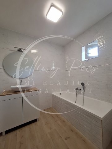 Eladó téglalakás, Pécsett, Mártírok útján 67.9 M Ft